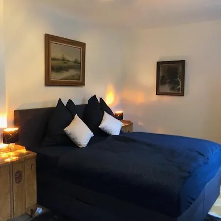 Big Blue House Apartment